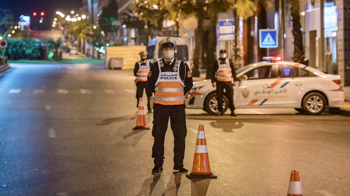 Un barrage de police à Rabat, où des agents sont en charge du contrôle du strict respect du couvre-feu, imposé entre 21h00 et 5h00. 
