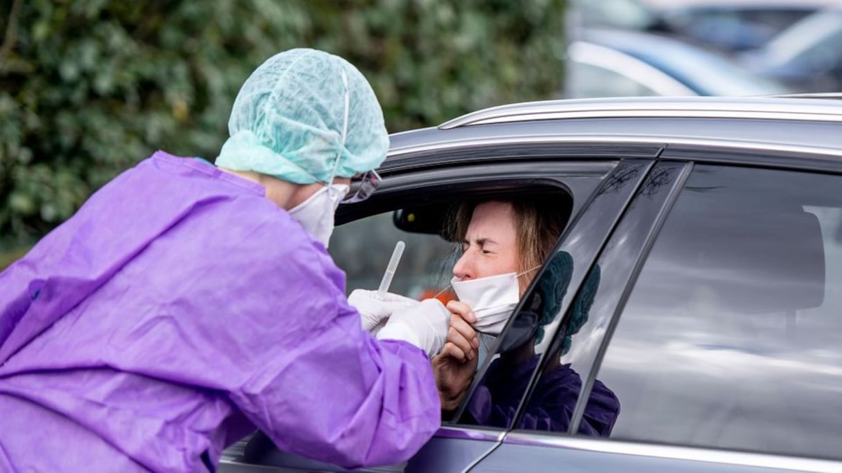 Dans un drive-in dédié au dépistage du coronavirus en Allemagne.
