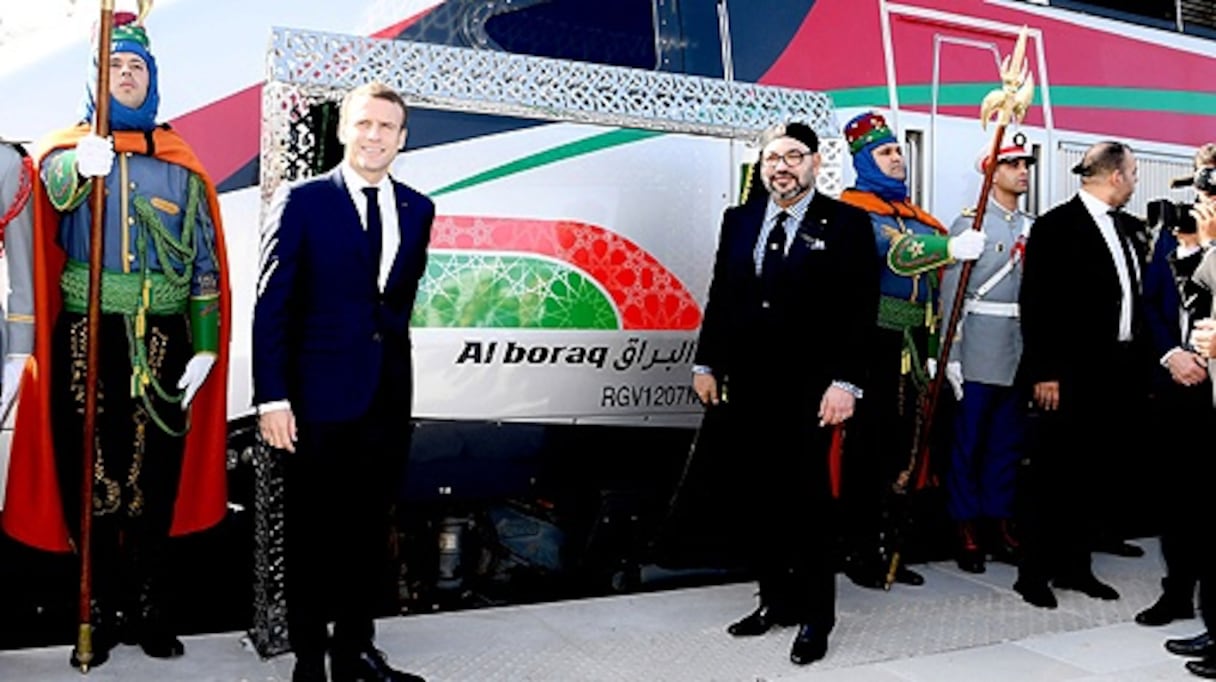 Le président français Emmanuel Macron et le roi Mohammed VI, lors de l'inauguration de la Ligne à grande vitesse, à Tanger, le 15 novembre 2018. 
