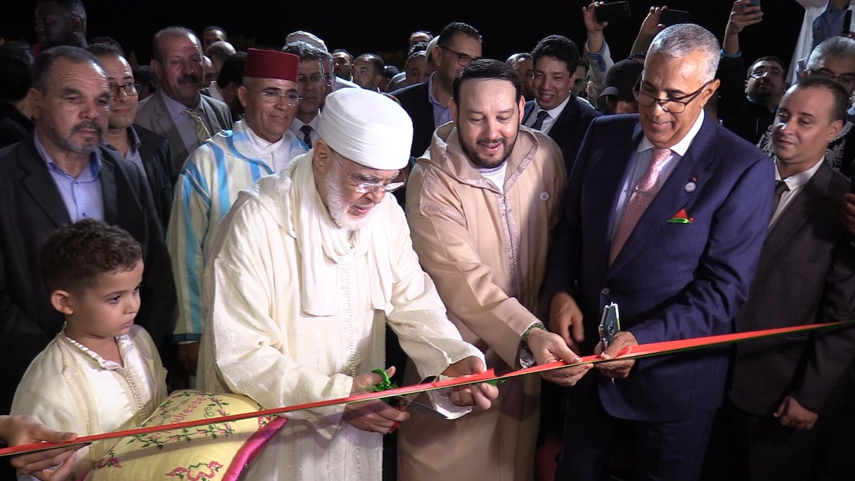 Mounir El Kadiri Boudchich coupe le ruban d'honneur, au cours de la cérémonie d'ouverture de la dixième édition du Village solidaire, à Madagh (province de Berkane), dans l'Oriental, le 7 octobre 2022. 
