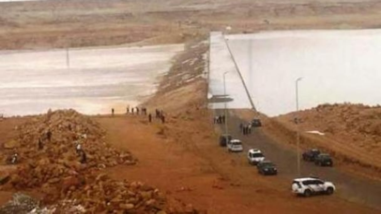 Dégâts importants causés par la crue de l'oued Sakia-el Hamra, à Laâyoune.
