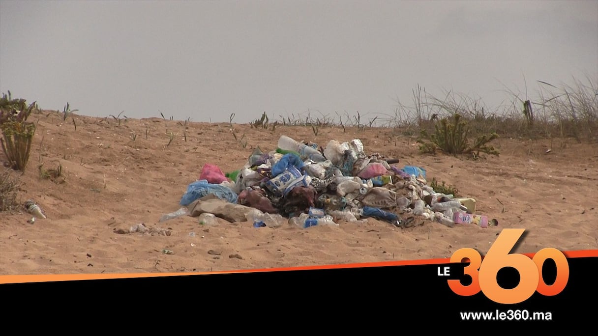 Détritus sur la plage de Oued Cherrat, près du village de Bouznika.
