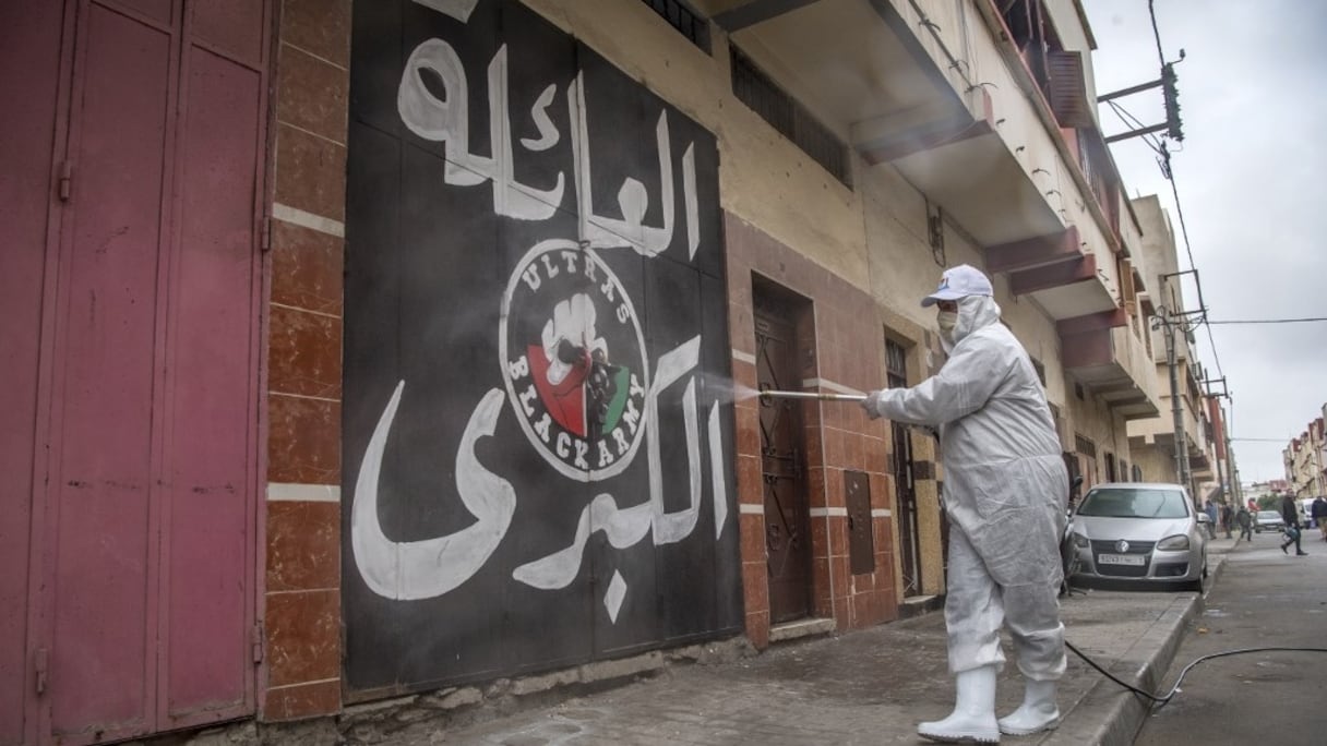 Lors d'une opération de désinfection d'un quartier au Maroc, ici à Rabat.
