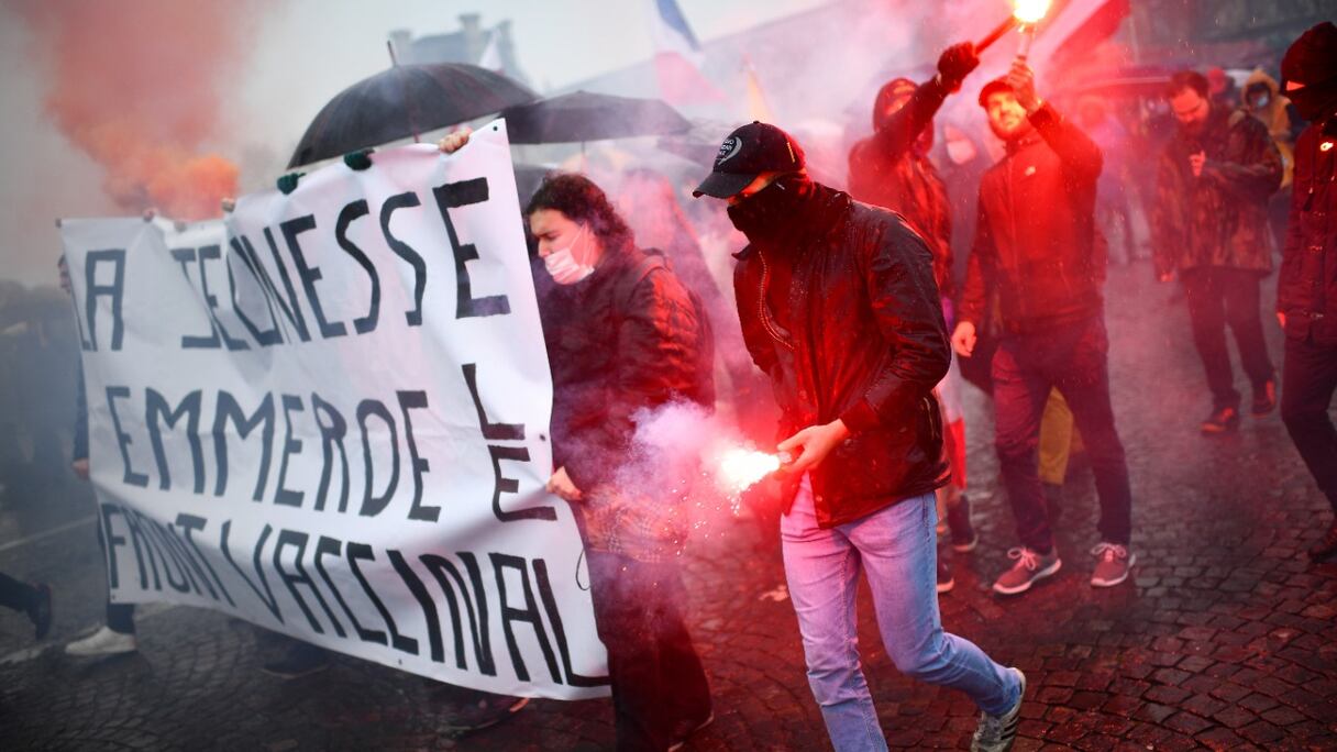 Des manifestants tiennent une banderole lors d'une manifestation contre le pass vaccinal, suite à un appel du chef du parti nationaliste français «Les Patriotes», Florian Philippot, place du Carrousel à Paris, le 8 janvier 2022.
