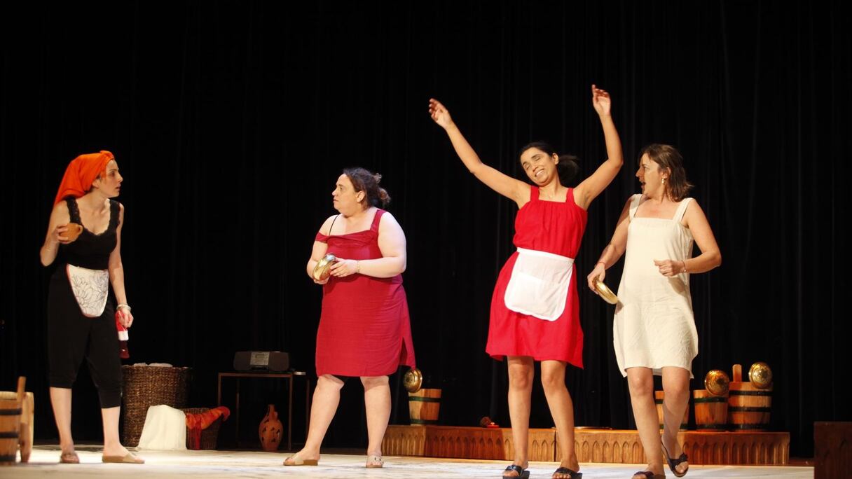 Dans cet espace clos, intime, matriciel du hammam où elles se retrouvent, à l'abri des regards, elle laissent se libérer leurs corps et se délier leurs langues, impudiques, abrasives. 
