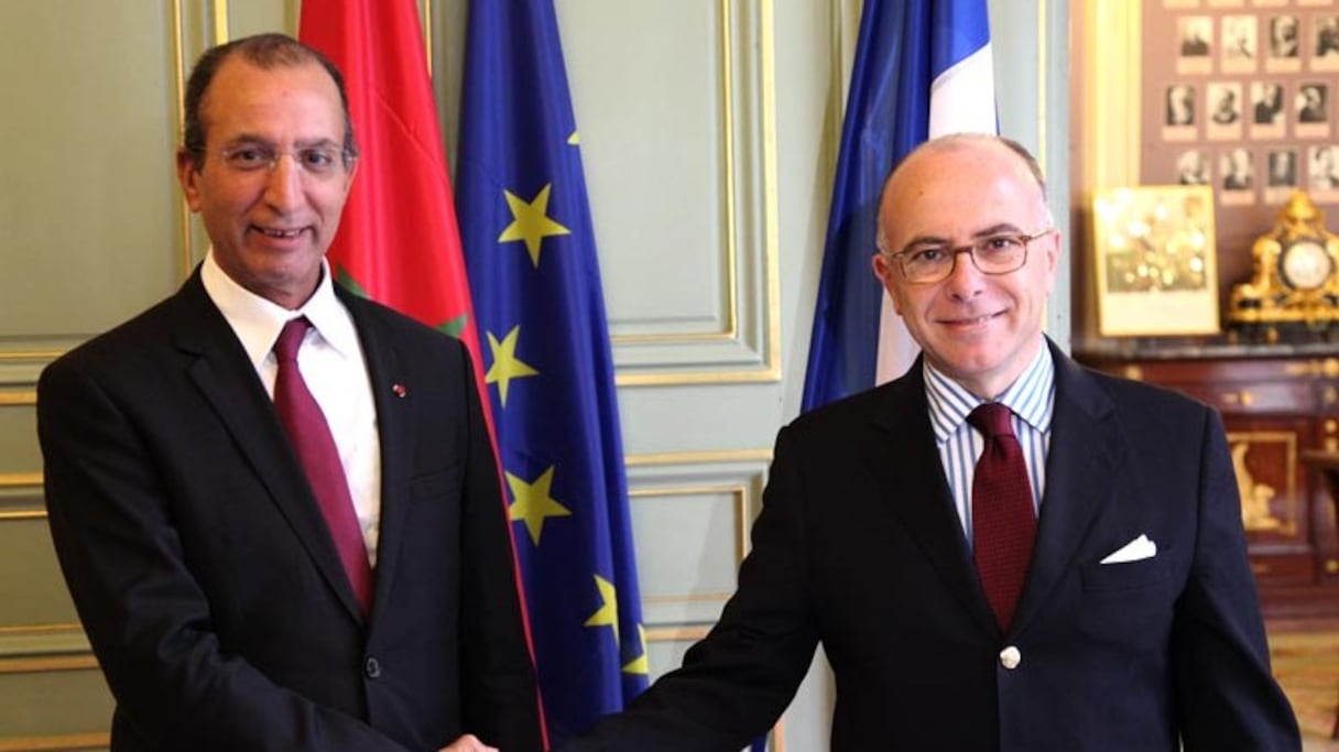 Mohamed Hassad et Bernard Cazeneuve ont convenu de renforcer les mécanismes de coopération sécuritaire.
