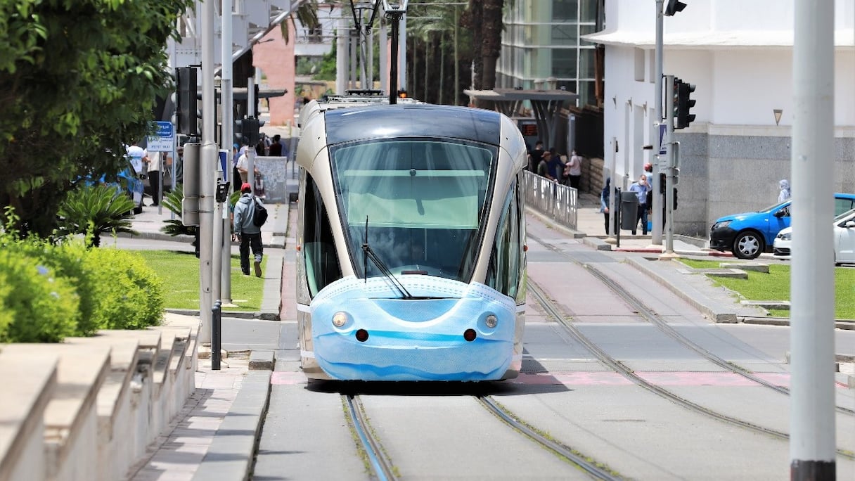 Le tramway de Rabat arbore un masque sanitaire, une opération de sensibilisation à son port dans la capitale. 
