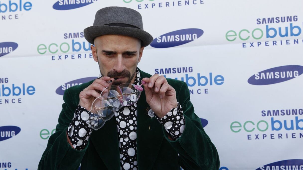 Le célèbre faiseur de bulles, connu à travers le monde entier, a de nouveau mis des étoiles dans les regards.
