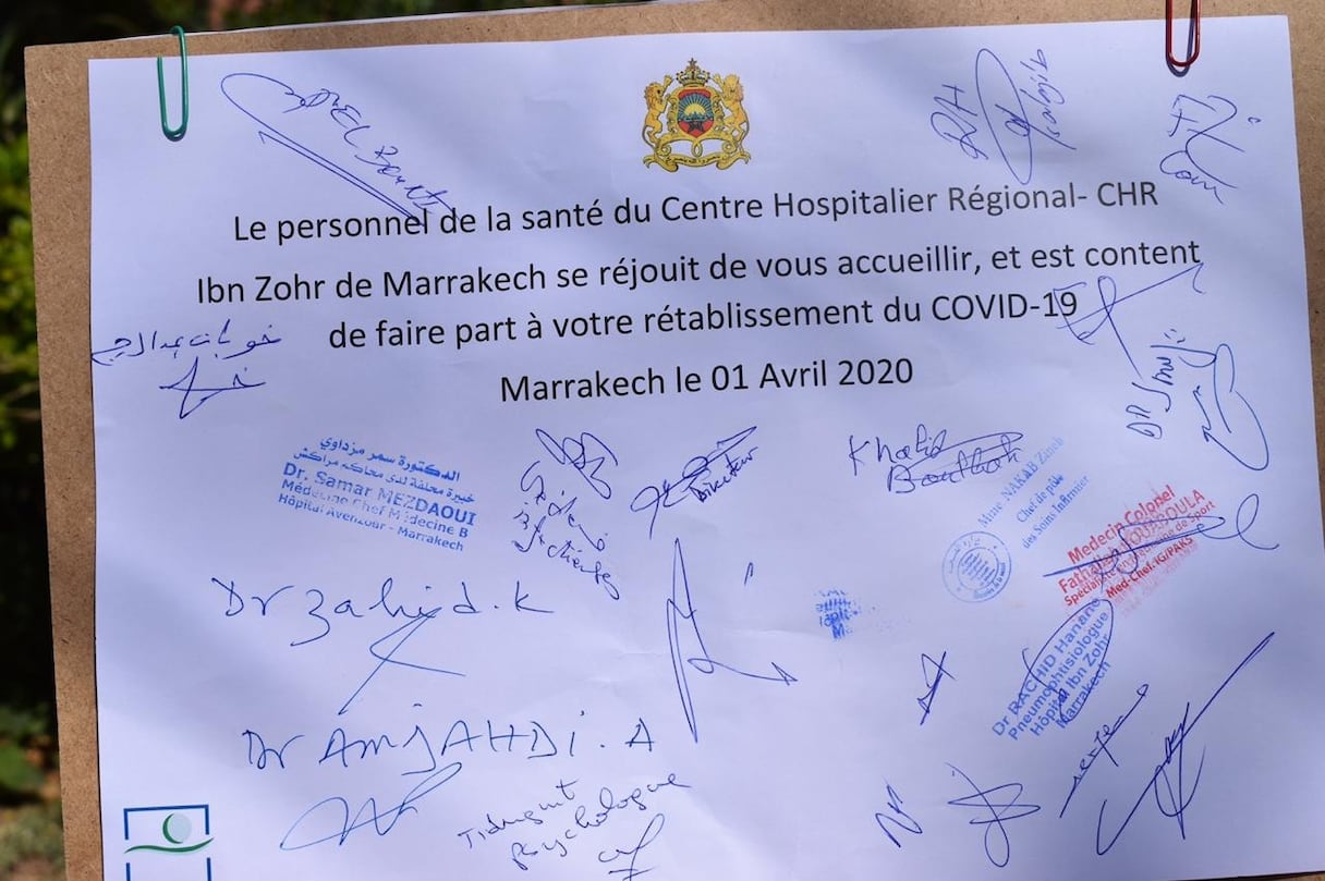 Un petit souvenir de l'ensemble du staff de l’hôpital Arrazi de Marrakech, que la famille emportera avec elle.
