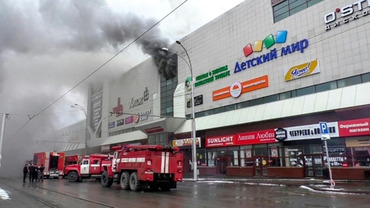 Photo obtenue auprès du ministère de situations d'urgence russe, le 25 mars 2018, montrant des camions de pompiers luttant contre un incendie dans un centre de commercial de Kemerovo, ville industrielle en Sibérie occidentale. 
