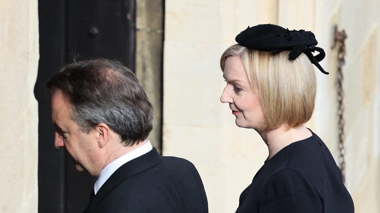 La Première ministre britannique Liz Truss et son époux Hugh O'Leary se rendent à la chapelle Saint-George, au château de Windsor, le 19 septembre 2022, pour le service religieux des funérailles de la reine Elizabeth II de Grande-Bretagne.
