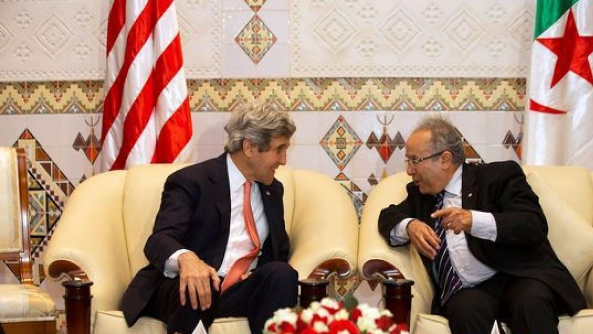 Le ministre algérien des Affaires étrangères, Ramtane Lamamra, avec son homologue US John Kerry.
