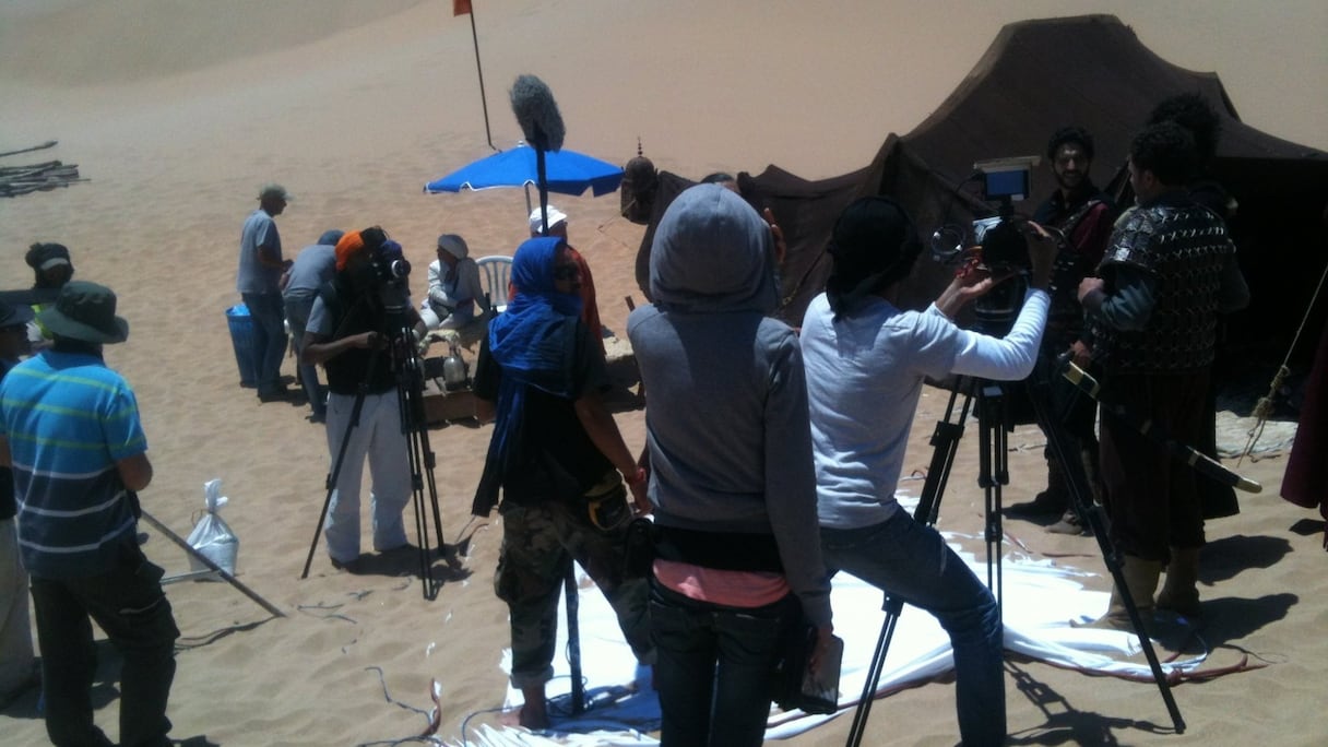 L'équipe du tournage en pleine action, sur les dunes de Tifnit, près d'Agadir
