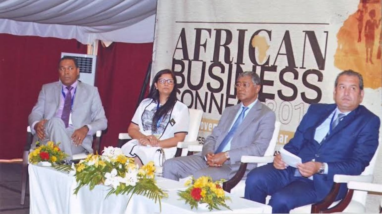 De gauche à droite: Laurent Basque, directeur général de Bank of Africa Sénégal, Zahra Maafiri, directrice générale de Maroc export, Taleb Berrada, ambassadeur du Maroc au Sénégal, et Hassan Belatik, directeur entreprise et pilotage BMCE Bank of Africa.
