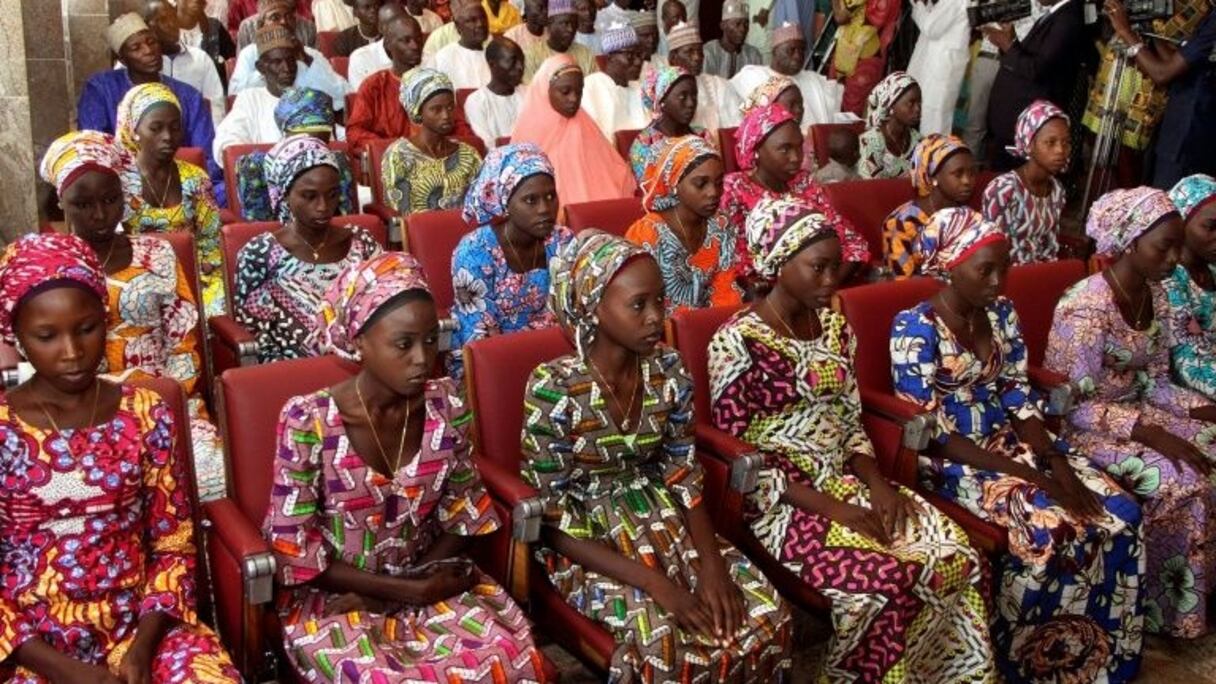 Photo prise le 19 octobre 2016 de 21 filles de Chibok libérées par Boko Haram lors d'une rencontre avec le président nigérian à Abuja.