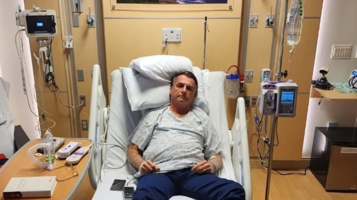 Photo obtenue à partir du compte Twitter du président brésilien Jair Bolsonaro (@jairbolsonaro) montrant l'ancien président brésilien sur son lit d'hôpital à Kissimmee, en Floride, le 9 janvier 2023. 
