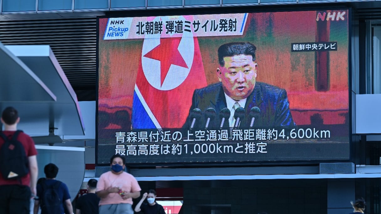 Grand écran montrant des images du dirigeant nord-coréen Kim Jong Un, à Tokyo le 4 octobre 2022, après que la Corée du Nord a lancé un missile tôt dans la journée qui a déclenché une alerte d'évacuation lorsqu'il a survolé le nord-est du Japon.
