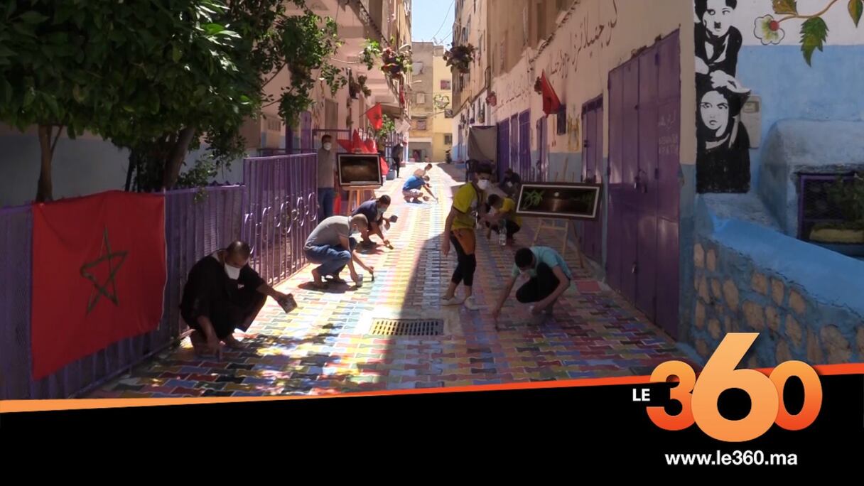 Les habitants d'une ruelle de la médina de Fès travaillent à embellir leur environnement. 
