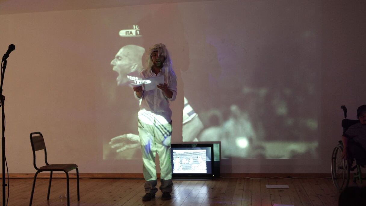 La question est philosophique. Pour Jean-Philippe Toussaint, le geste de Zidane relève de la mélancolie dans «la perception douloureuse de l’écoulement du temps» et la «tristesse de la fin annoncée». Quelque part, en ratant sa sortie, Zidane a échappé à la mort.
