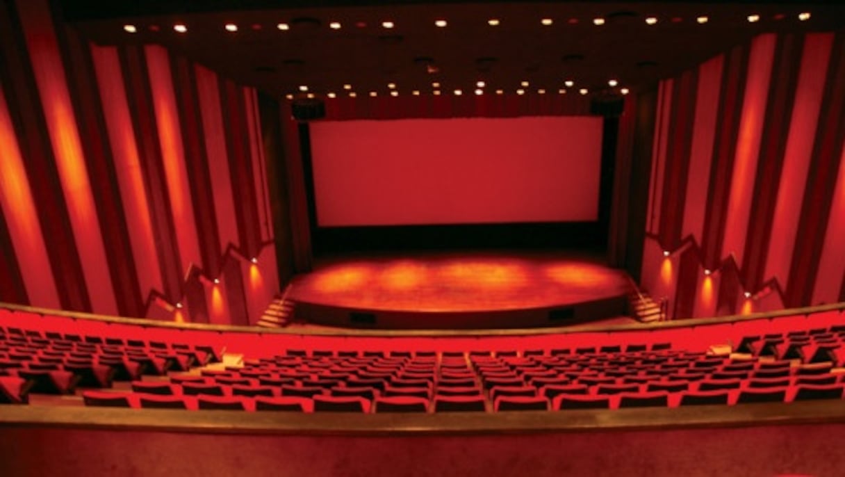 Scène et fauteuils du théâtre Mohammed V, depuis l'un des balcons. 
