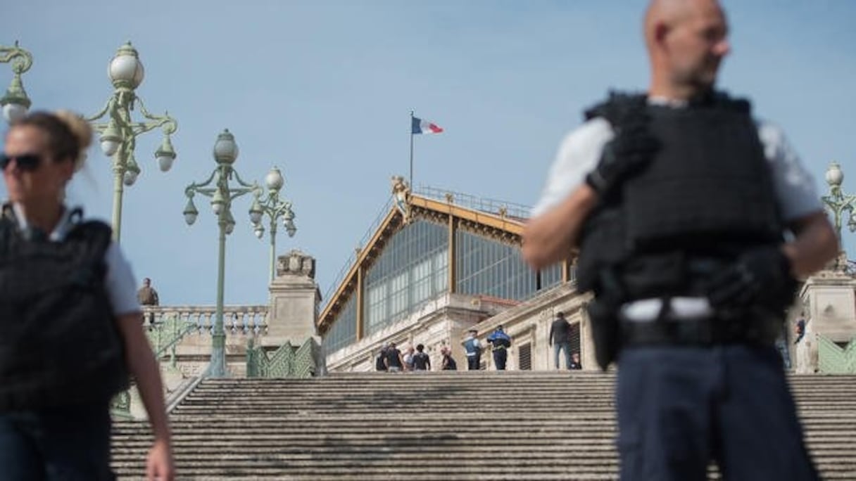 Policiers sur le parvis de la gare Saint-Charles à Marseille. 
