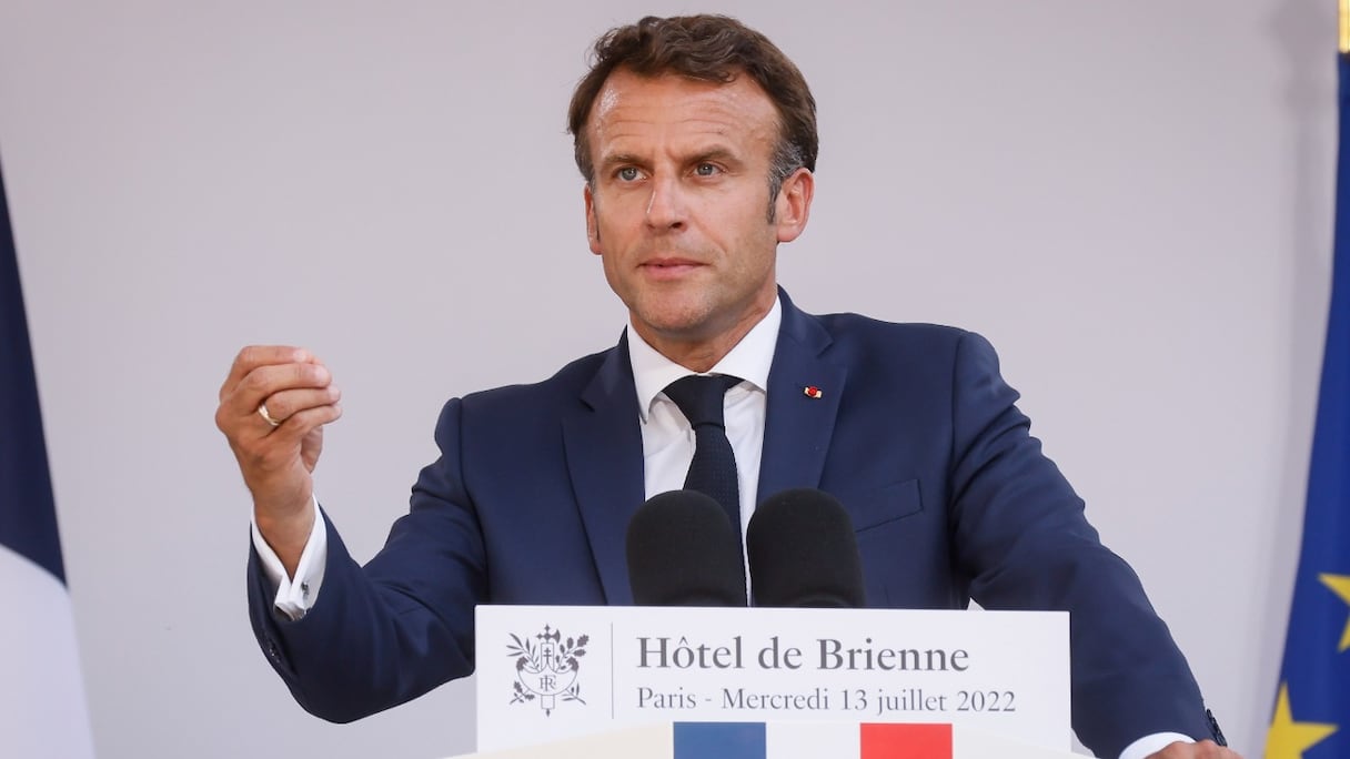 Le président français Emmanuel Macron prononce un discours devant des responsables militaires et des invités au ministère des Armées à Paris, le 13 juillet 2022, à la veille de la fête nationale du pays.
