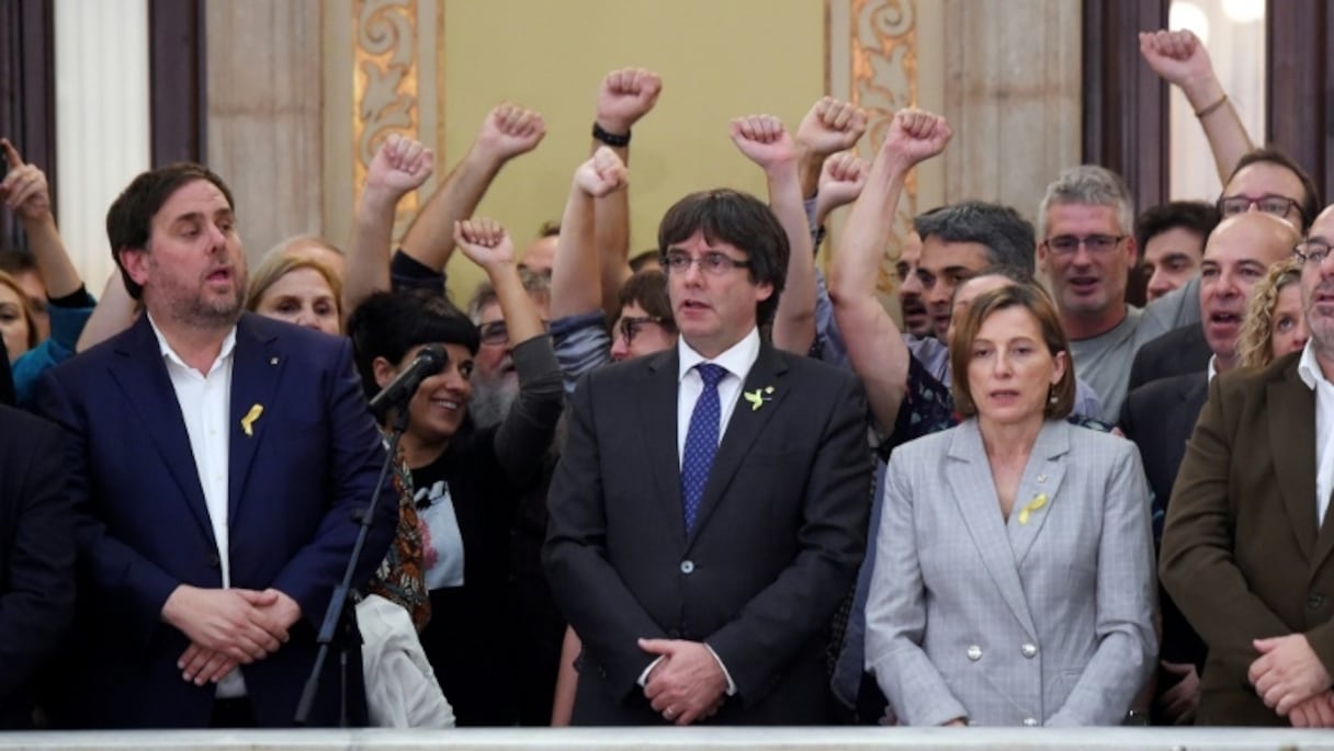 Oriol Junqueras, Carles Puigdemont et Carme Forcadell chantent l'hymne catalan à Barcelone, le 27 octobre 2017. 
