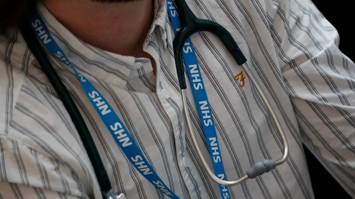 Un médecin, stéthoscope et badge autour du cou, lors d'une rencontre avec les autorités sanitaires, à Londres, le 4 novembre 2019. Des rencontres médicales transmaghrébines sont organisées depuis le début des années 80 à l'initiative des autorités.
