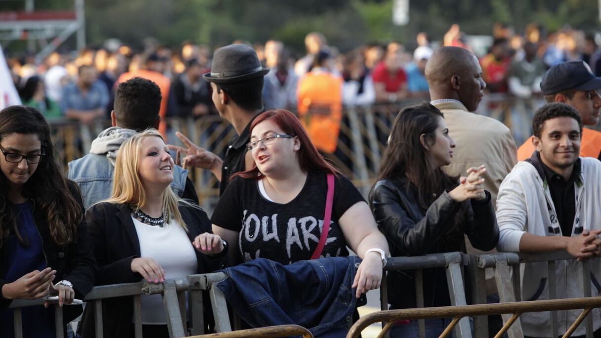 Et même l'attente est pleine de bonheur. Une joyeuse complicité anime déjà le public. 
