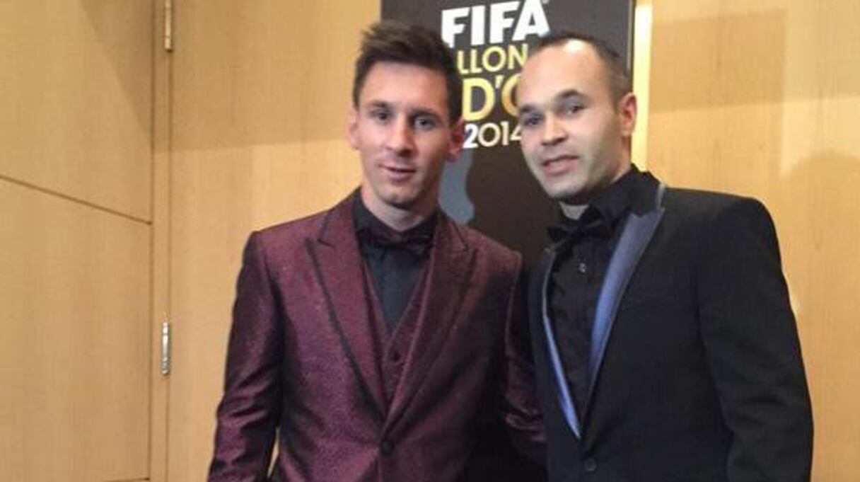 En compagnie de son partenaire en club, Andrès Iniesta, le quadruple Ballon d'Or est revenu à la tendance violet, déjà aperçu en 2011.
