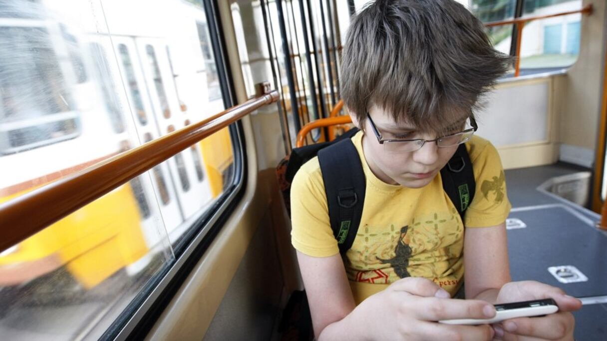 Petit moment de détente dans le tram qui mène à l'école, Budapest, Hongrie 
