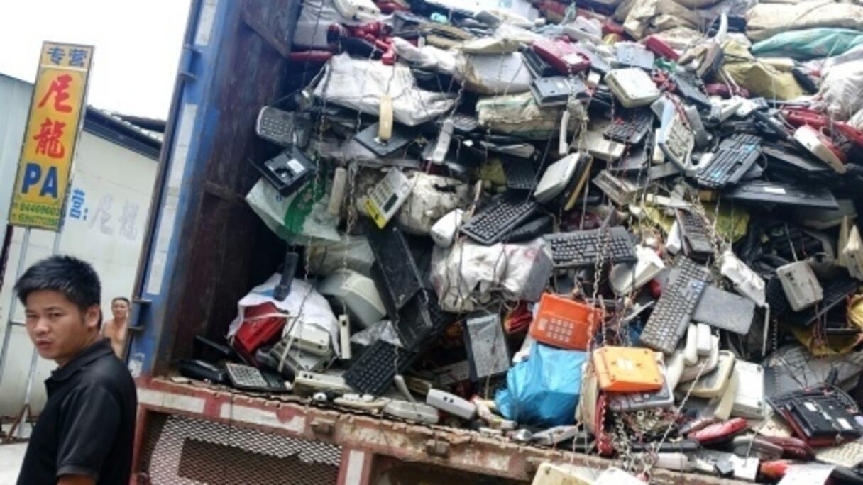 Un camion rempli de déchets électroniques à Shangaï. 
