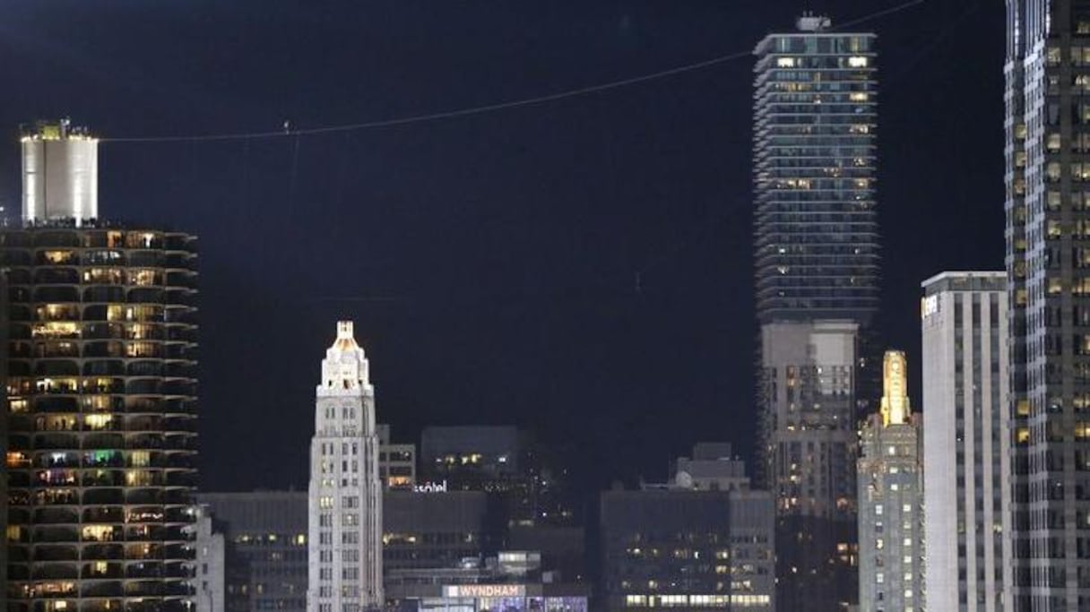 Un défi d'autant plus insensé que l'acrobate a décidé de le relever sans harnais ni filet de sécurité.
