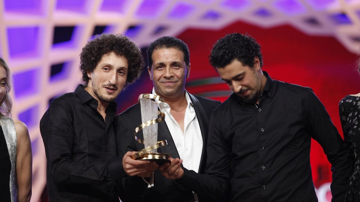 Ayoub Lahnoud et Alaa Akaaboune, les heureux gagnants, ont reçu leur trophée des mains de Noureddine Lakhmari.
