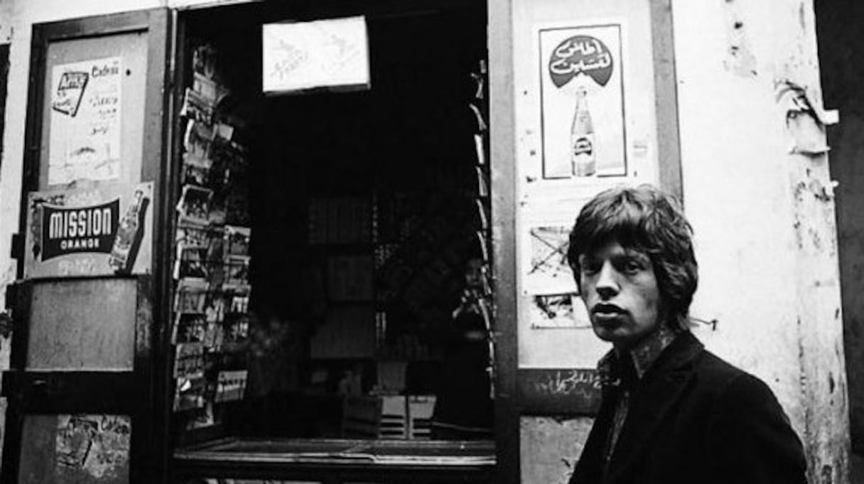 Mick Jagger dans les années 60 près d'un café, aujourd'hui mythique, dans la casbah de Tanger
