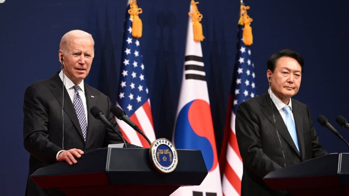 Le président américain Joe Biden et le président sud-coréen Yoon Suk-yeol tiennent une conférence de presse à la suite de réunions à la Maison du peuple à Séoul, le 21 mai 2022.
