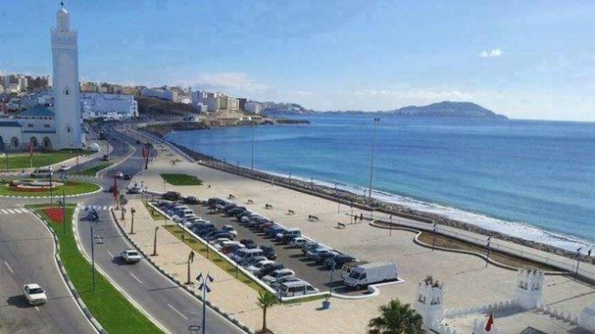 Corniche de Fnideq. Lancée par l'Agence du Nord, une Zone d’activités économiques (ZAE) sera installée dans les environs de cette ville de la région de Tanger-Tétouan-Al-Hoceima, et permettra de créer des centaines d'emplois. 
 
