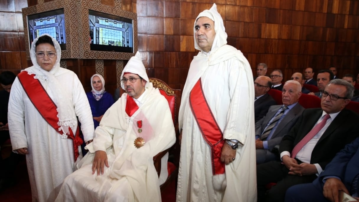 Le nouveau Procureur général du roi près la Cour de cassation, Mohamed Abdennabaoui (assis au milieu), lors de la cérémonie de son installation à ce poste, mardi 11 avril 2017 à Rabat.
