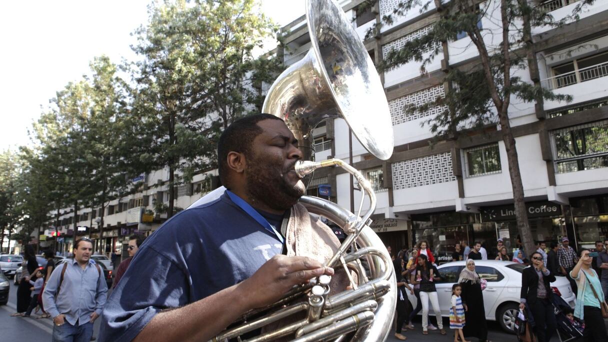 La fête n'était pas seulement sur les scènes de Mawazine. La musique s'est invitée dans la ville pour aller vers les gens. Une musique portée par des artistes fantastiques qui ont fait de la capitale marocaine une ville monde traversée par des rythmes d'ici et d'ailleurs.

