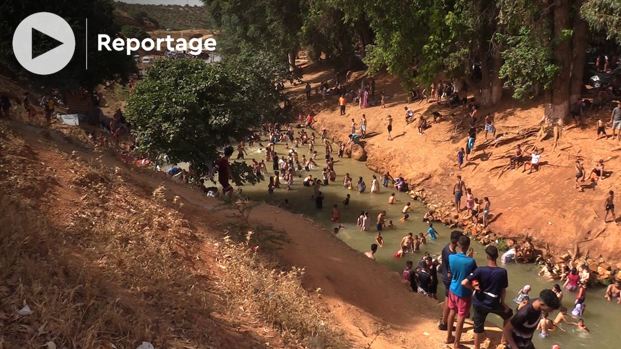 A Aïn Shqaf, inconscients des dangers et de la pollution, des habitants de Fès viennent se baigner dans un oued pollué, en cet été 2022.
