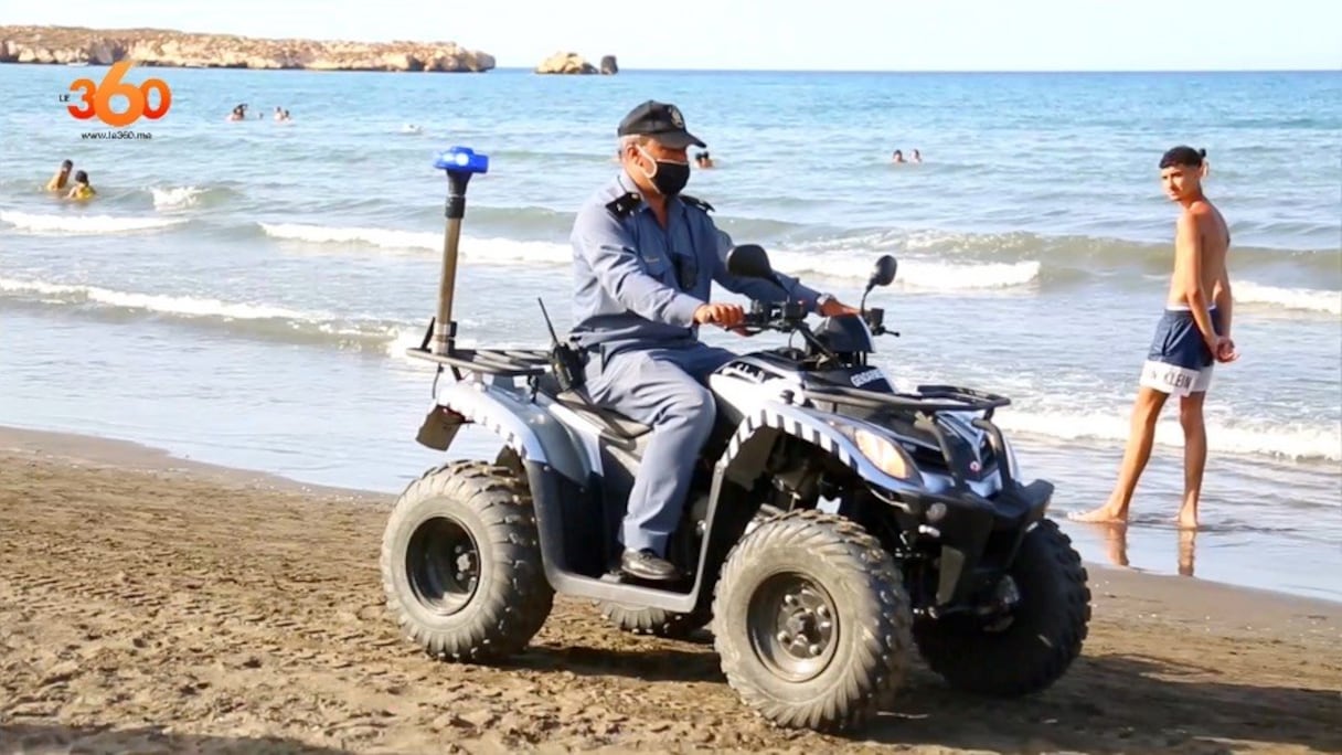 Les plages d'Al Hoceïma ont retrouvé leurs visiteurs. Les gendarmes veillent au respect des consignes sanitaires.
