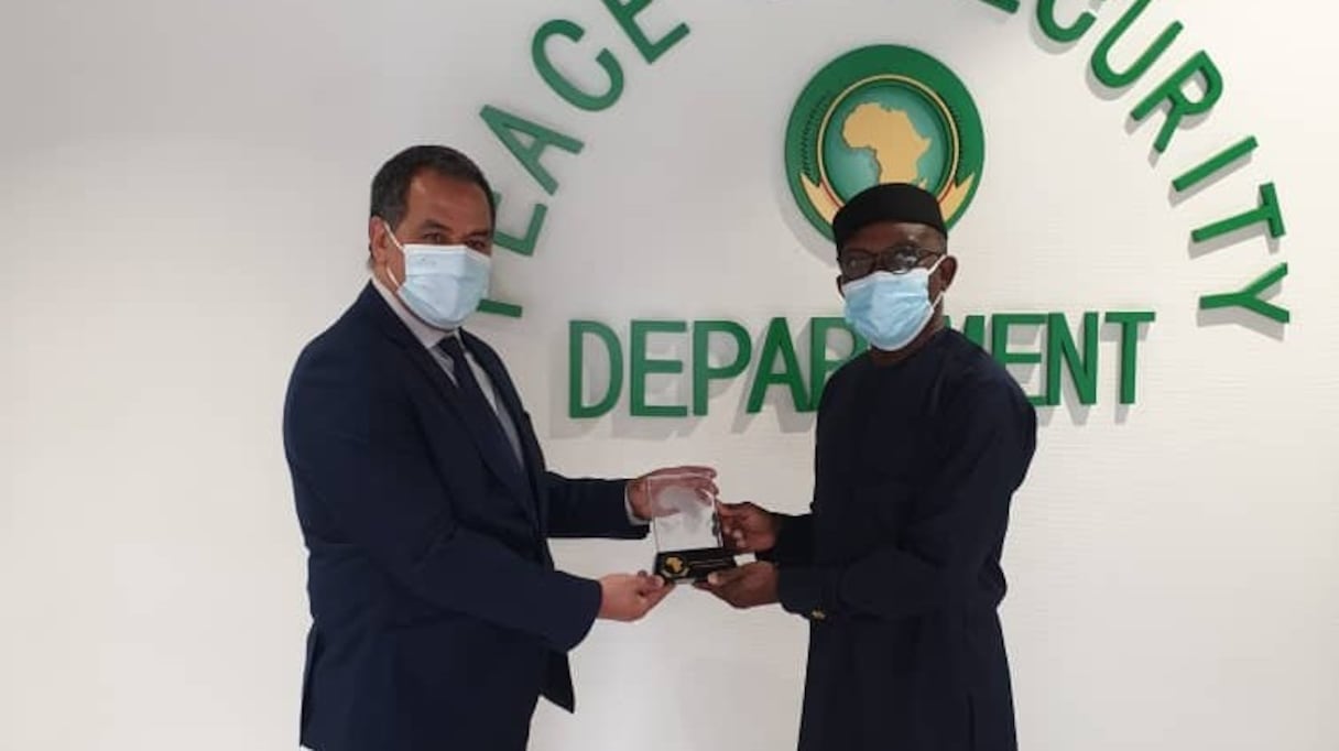 Mohamed Arrouchi, ambassadeur, représentant permanent du Maroc auprès de l'UA, et Bankole Adeoye, le nouveau patron du CPS, à Addis-Abeba, le 26 mars 2021. 
