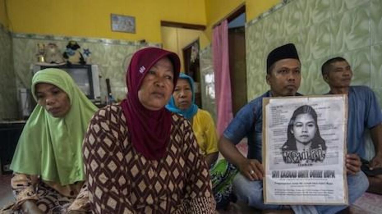 La famille de Siti Zainab, employée de maison exécutée en Arabie Saoudite, à Bangkalan au Java Oriental.