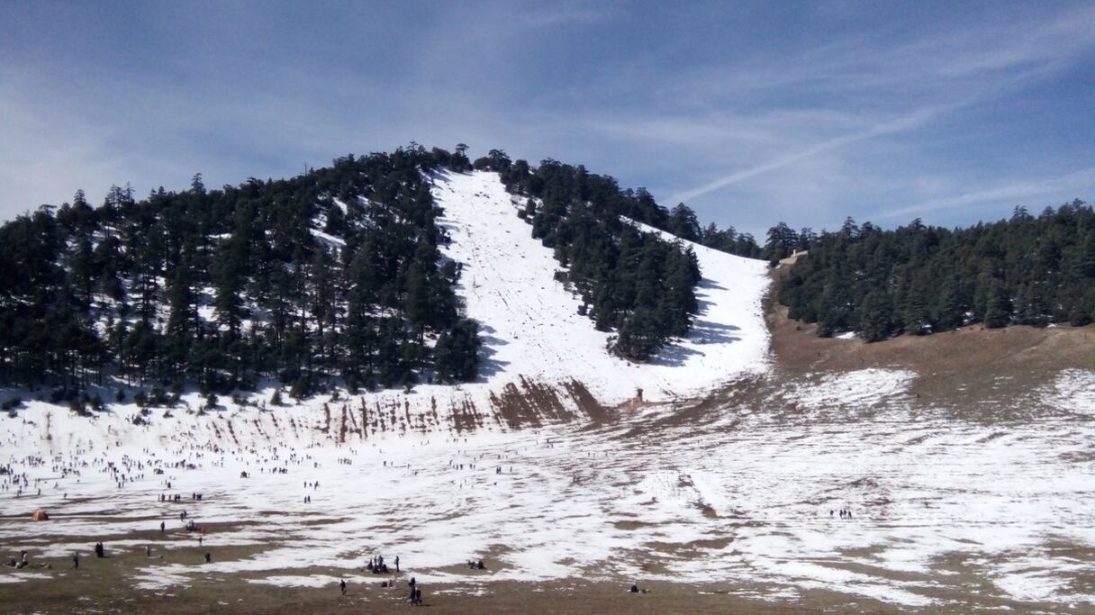 Michlifen, station de ski près d'Ifrane, dans le Moyen Atlas, est située à 1.800 mètres d'altitude, dans un cratère d'origine volcanique. La station est entourée d'une cédraie qui s'étend jusqu'à la province de Khénifra.
