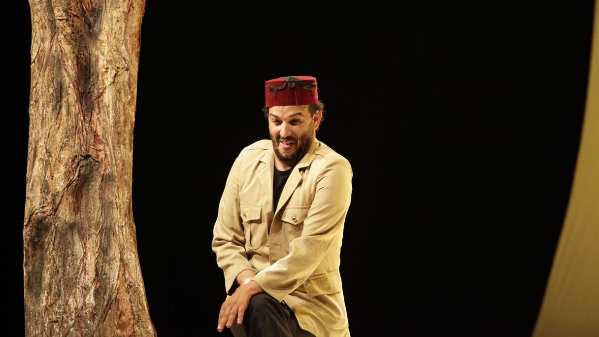 Bientôt, la rue s'animera de personnages plus insolites les uns que les autres pour enrichir la mémoire du gardien d'histoires complexes et d'émotions inoubliables.
