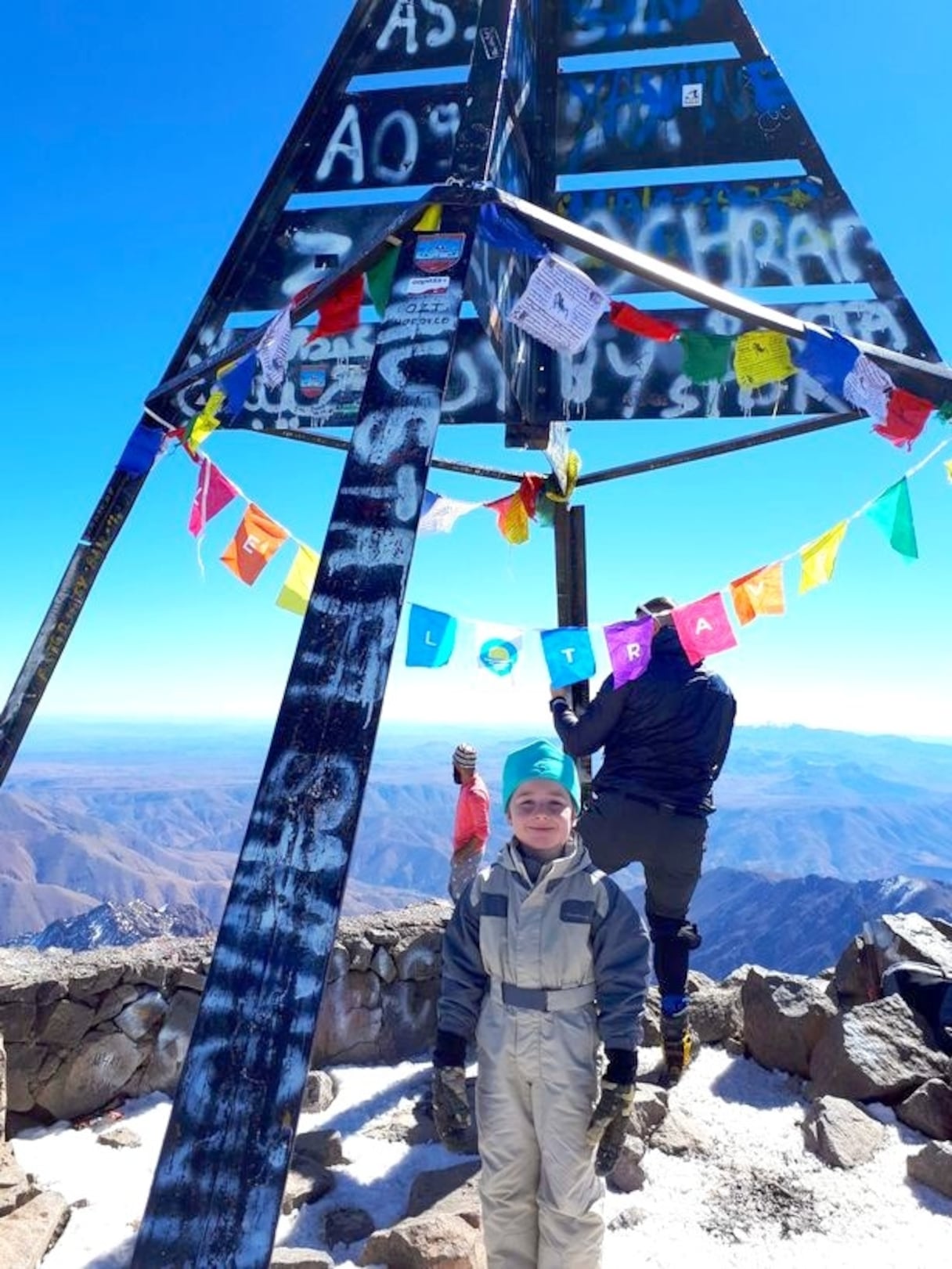 Joshua Davison, 6 ans, a réussi à esclader le Toubkal, plus haut sommet du Maroc.
