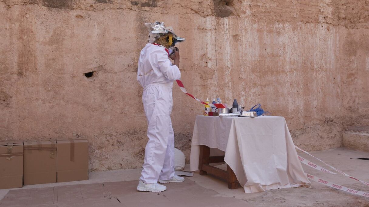 Le suspense est à son comble lorsque l'artiste revêt un masque qui ne laisse encore en rien deviner la suite des événements.  
