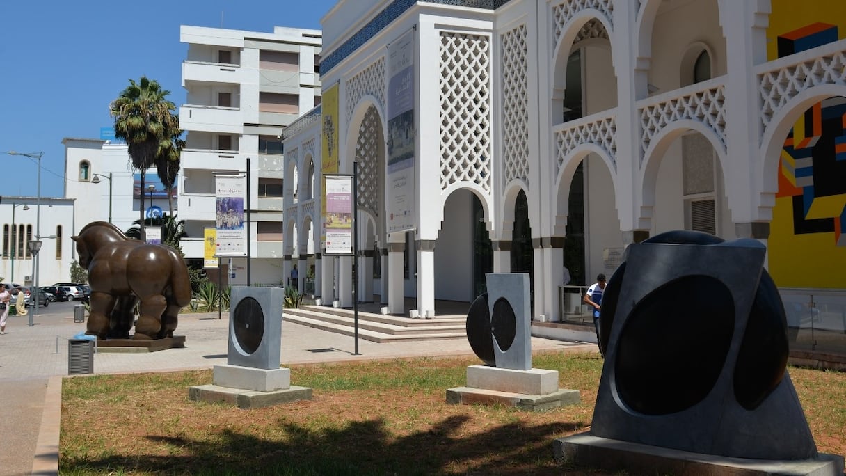 Et trois sculptures en marbre poli d'Ikram Kabbaj.
