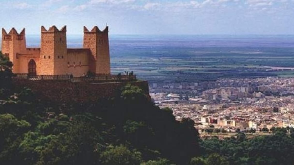 Située entre 480 m et 620 m d'altitude, au pied du Haut Atlas, et d'une population de près de 200.000 habitants, Beni Mellal est la principale ville et le chef-lieu de la région de Beni Mellal-Khenifra. La ville est dominée par le mont Tassemit, dont l'altitude de 2.240 mètres. 
