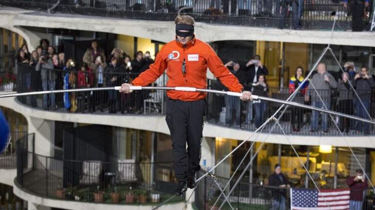 Plus encore, sur les 138 mètres traversés, le funambule parcourra les 29 mètres séparant la tour ouest de la tour est de la Marina City les yeux bandés.
